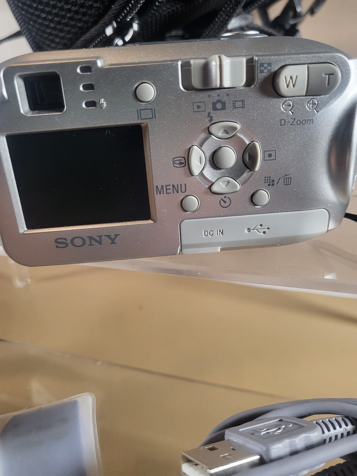 Sony Cyber Shot 4.1 Mega Pixel in Case Rechargable w/ Cords 3x zoom 2 Memory CAr