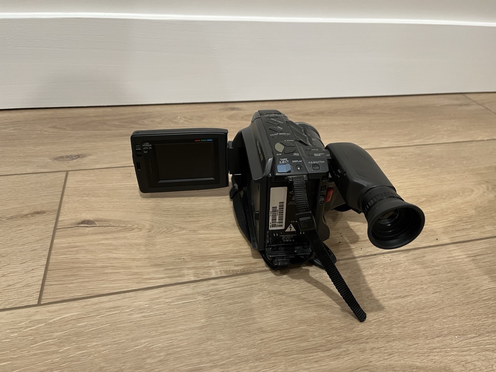 Panasonic PV-L657 Palmcorder PalmSight VHS-C 16x/22x 2.5″ LCD Black with Extras!