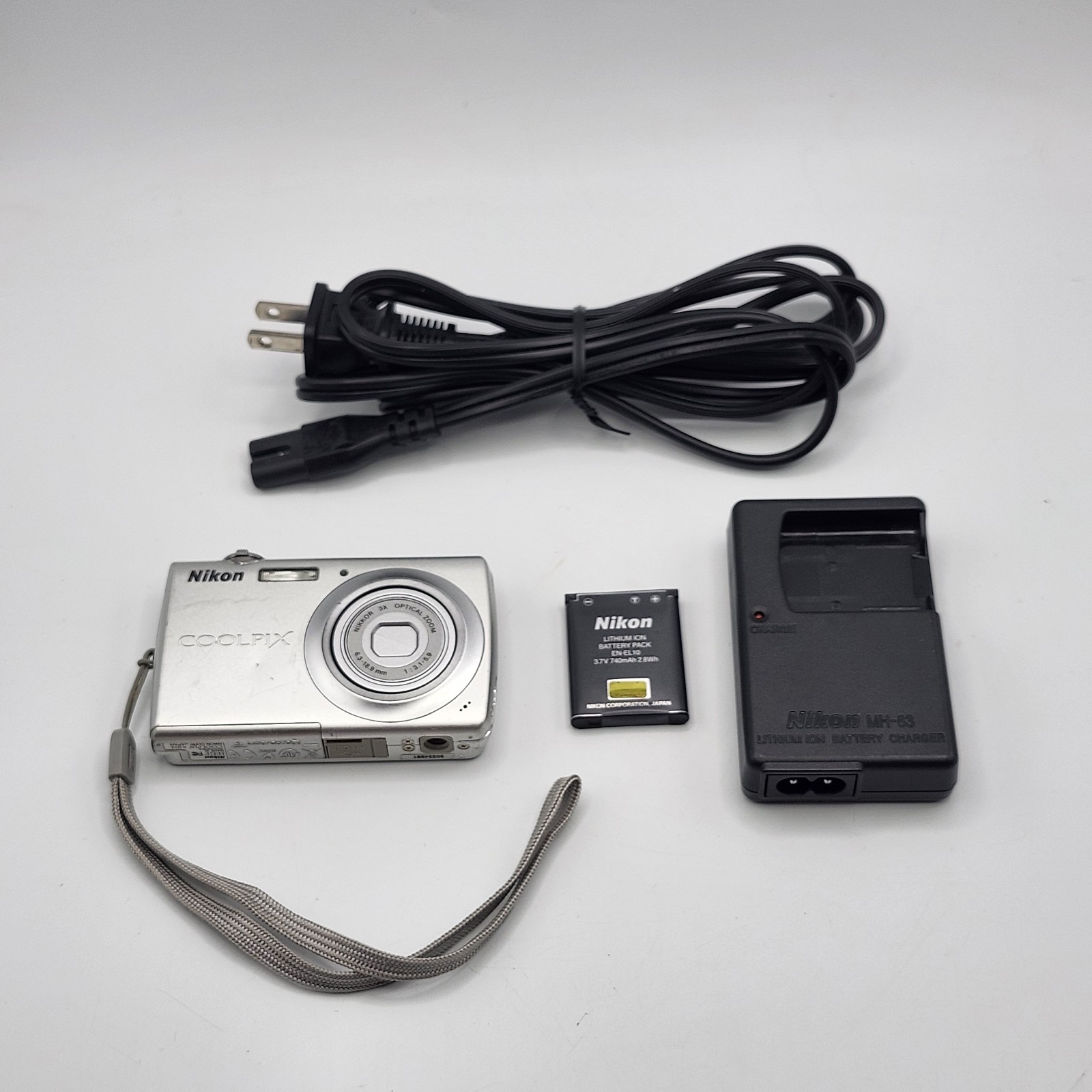 Nikon Coolpix S203 10 MP Digital Camera w/ Charger Battery, & Case Tested
