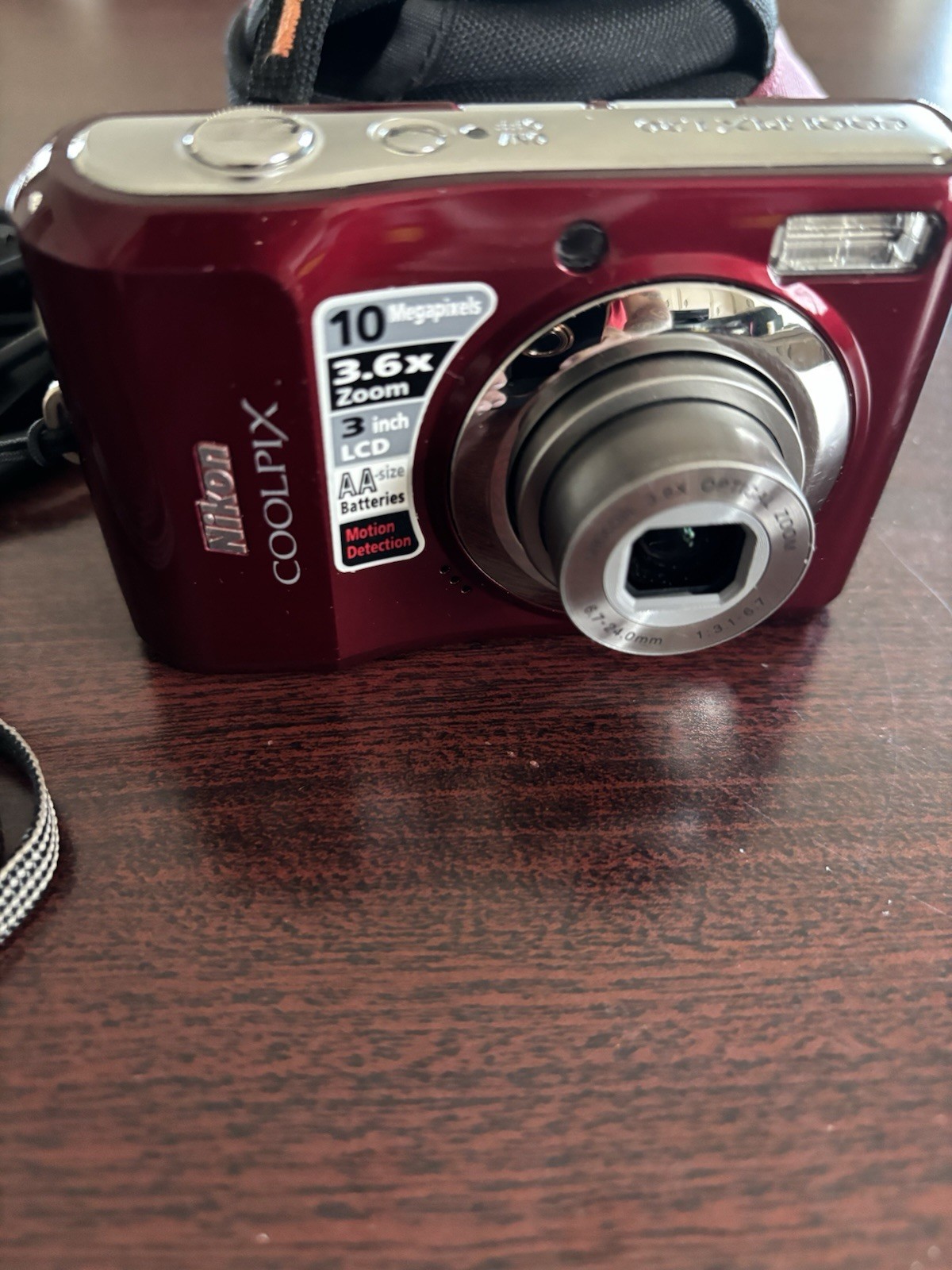 Nikon COOLPIX L20 10MP Compact Camera Red 3.6x Zoom 3in LCD Case Bundle