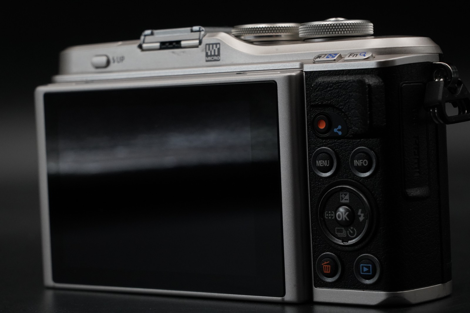 OLYMPUS PEN E-PL9 16.1MP Digital Camera w/ 2 Lens White US DUTY PAID 10584