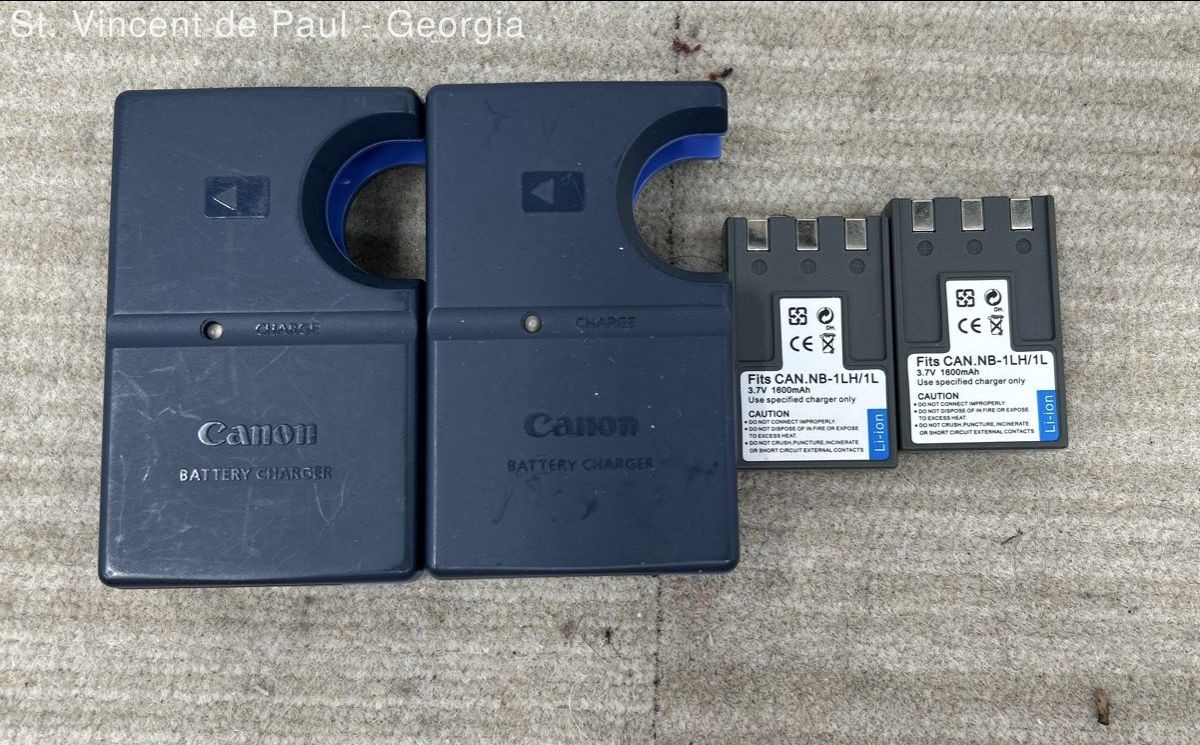 Canon PowerShot Digital ELPH S200 2.0MP Digital Camera W SD Batteries & Chargers