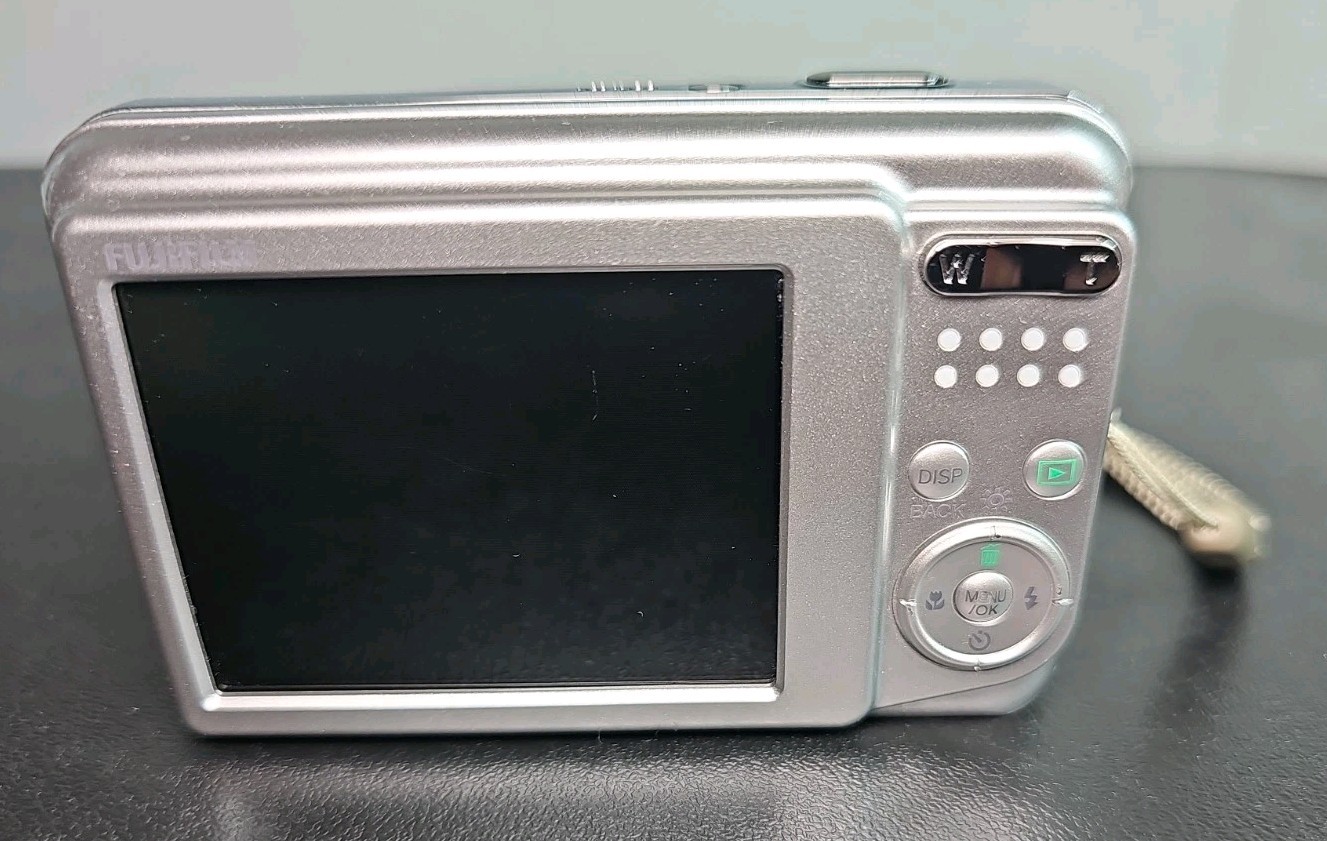 Nice Fujifilm Finepix A220 Compact 12.2MP Digital Camera Silver – TESTED -Read~~
