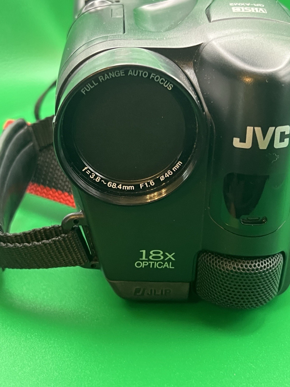 JVC GR-AXM2 Compact VHS Camcorder 18x Optical with charging cord