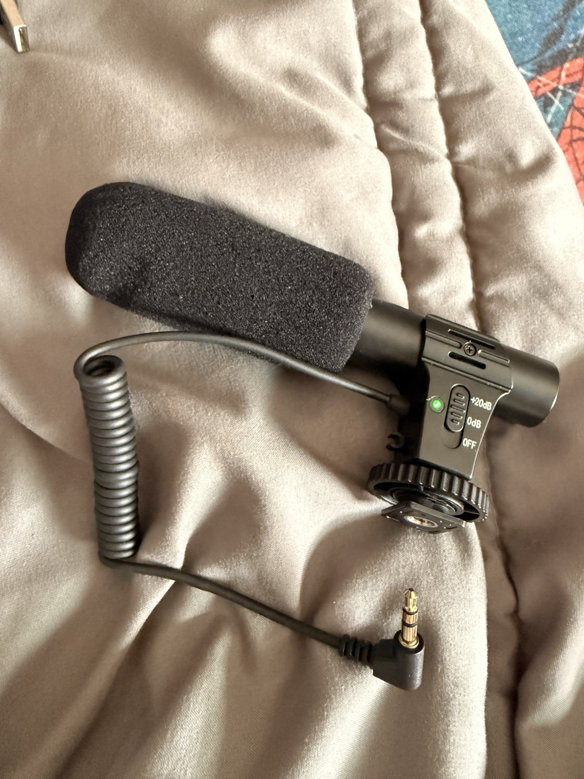 On-Camera Shotgun Microphone 3.5mm TRS Hot/Cold Shoe Black Gain Control