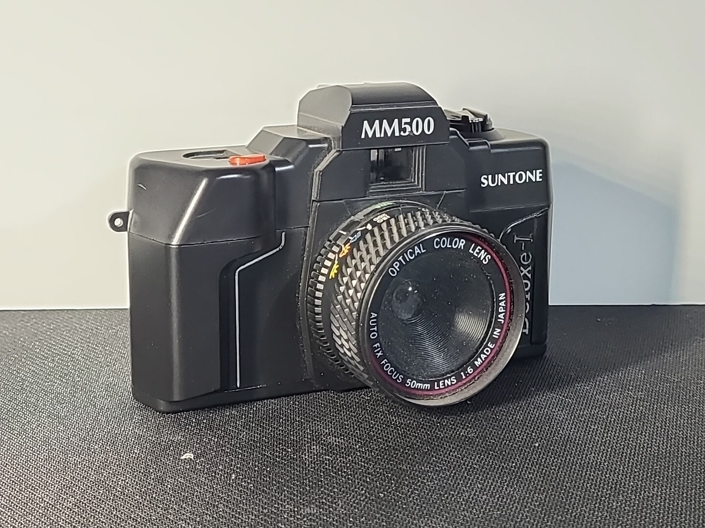 Vintage Suntone Deluxe-I MM500 Auto Fix Focus 50mm lens 35mm Camera Japan