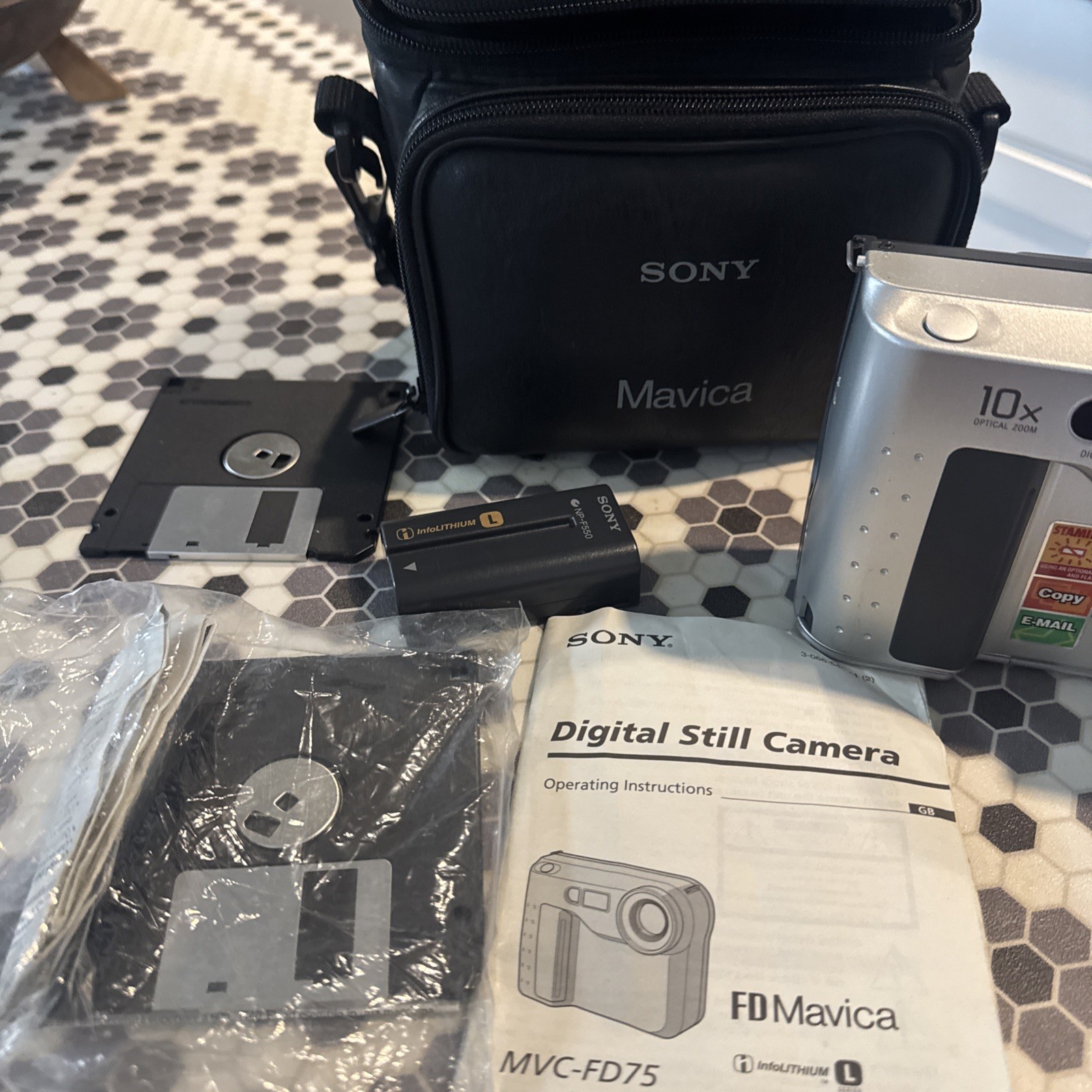 Vintage Sony Mavica MVC-FD71 Digital Camera w/Battery & Case (Untested)