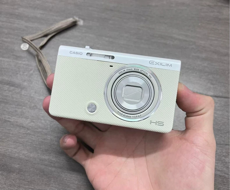 CASIO EXILIM EX-ZR50 16.1MP High Speed Flip Screen Compact Digital Camera