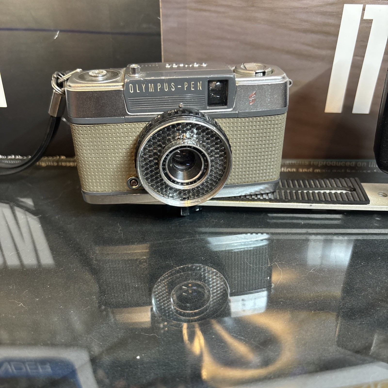 Vintage Olympus PEN EE-S 35mm Half Frame Film Camera Clay W/ Post And Light, 🔥