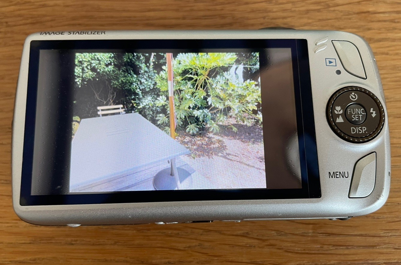 Canon IXUS 200 IS 12.1MP Compact Digital Camera Silver Boxed with Accessories