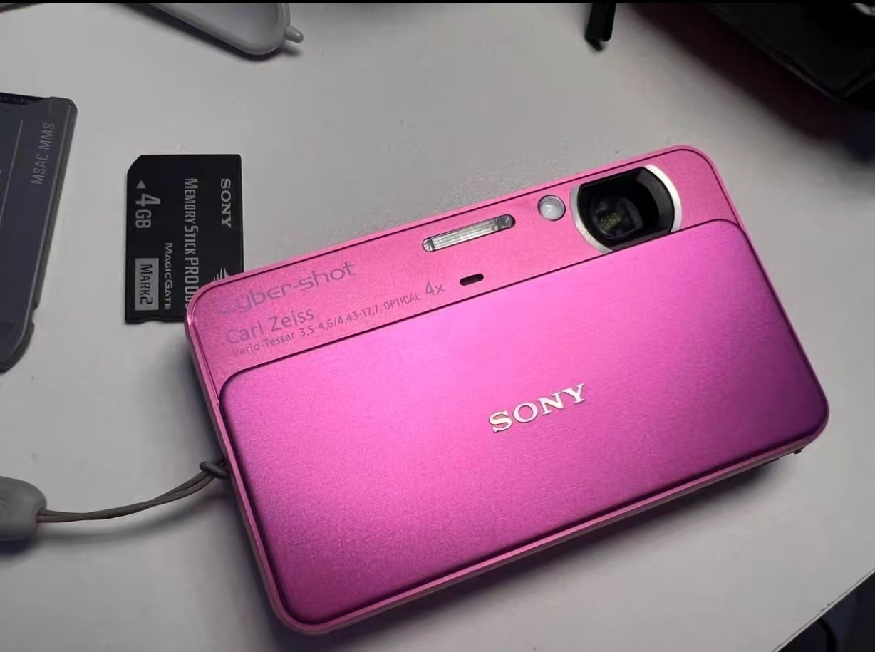SONY Cyber Shot DSC-T99 CCD 14.1MP 4x Optical Zoom Digital Camera Pink & Battery