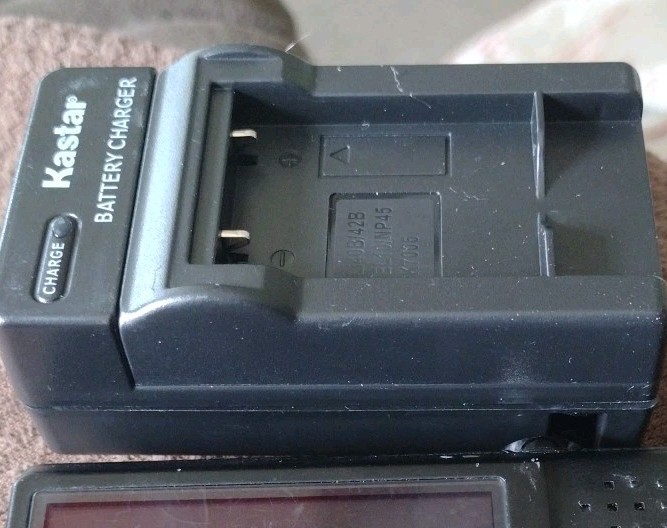Nikon Coolpix S570 Digital Camera 12MP Charger Battery Memory Card Case TESTED