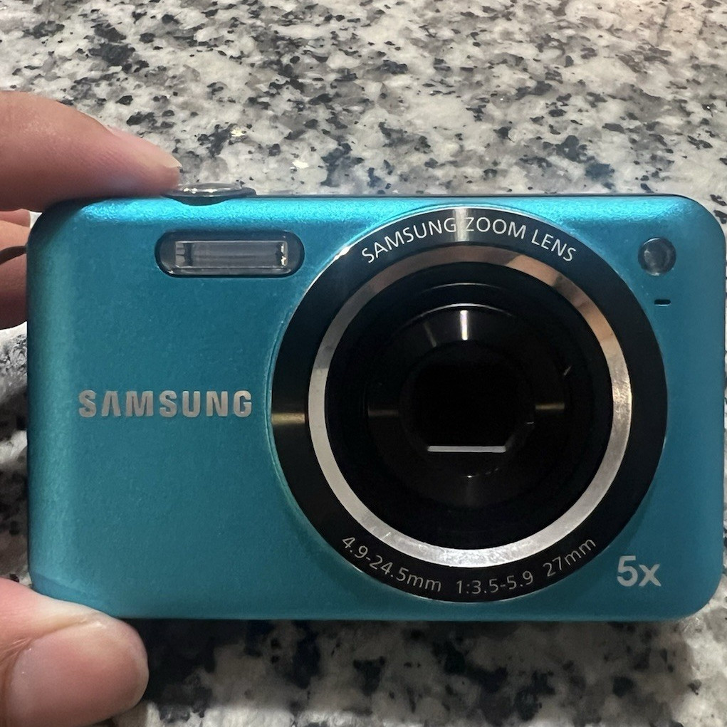Samsung Smart Camera Compact Blue Digital Camera 14-16.9MP 5x Zoom USB Flash