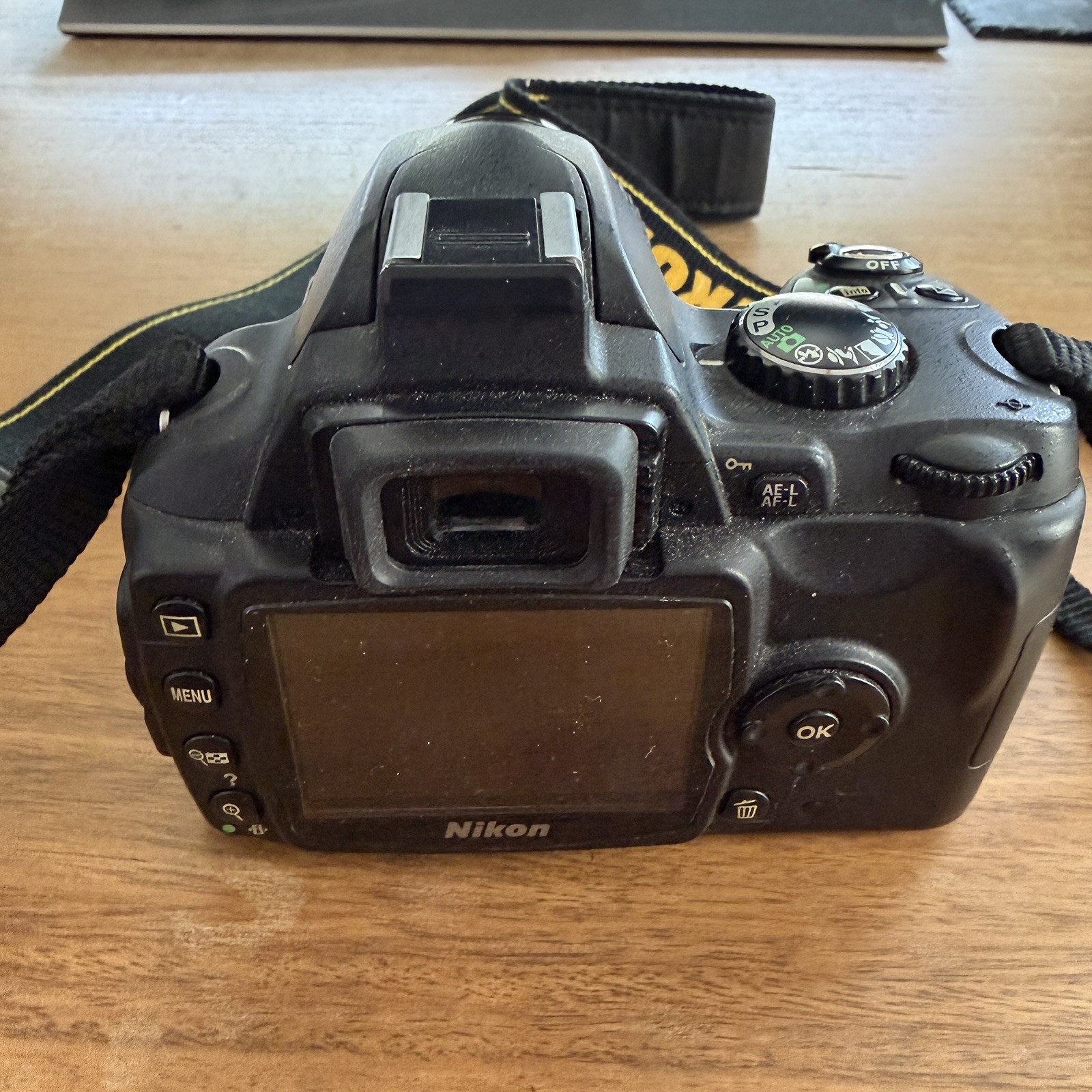 Nikon D40X Digital SLR Camera w/ AF-S 18-55mm Lens / Battery / Charger