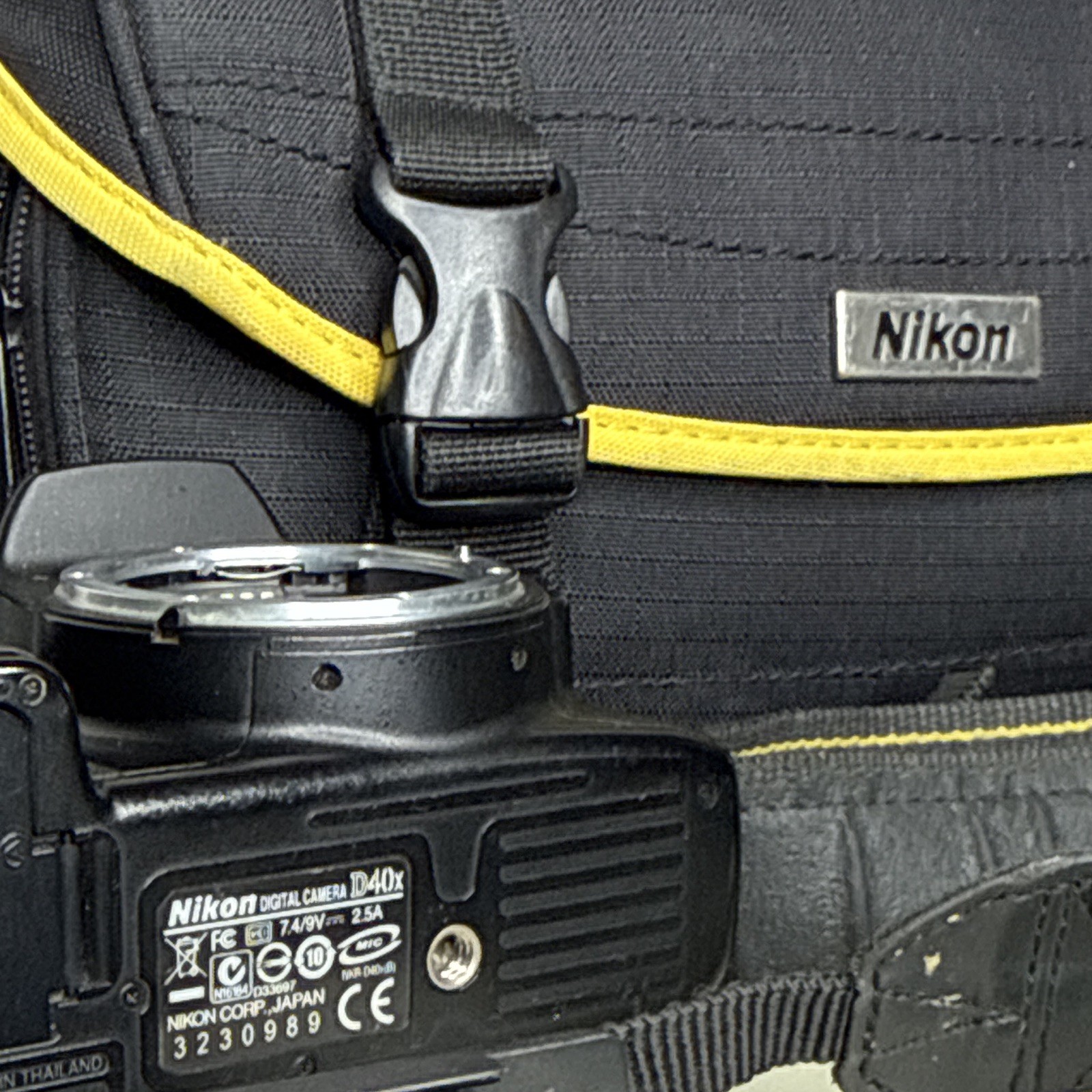 Nikon D40X Digital SLR 10.2MP 3X Zoom 2.5in USB Bag Charger Lens