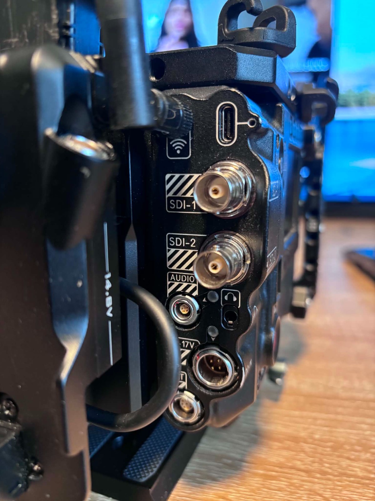 Red V-Raptor 8K VV + Meike PL VND Adapter + 1TB CF Type B + Full 8sinn Cage
