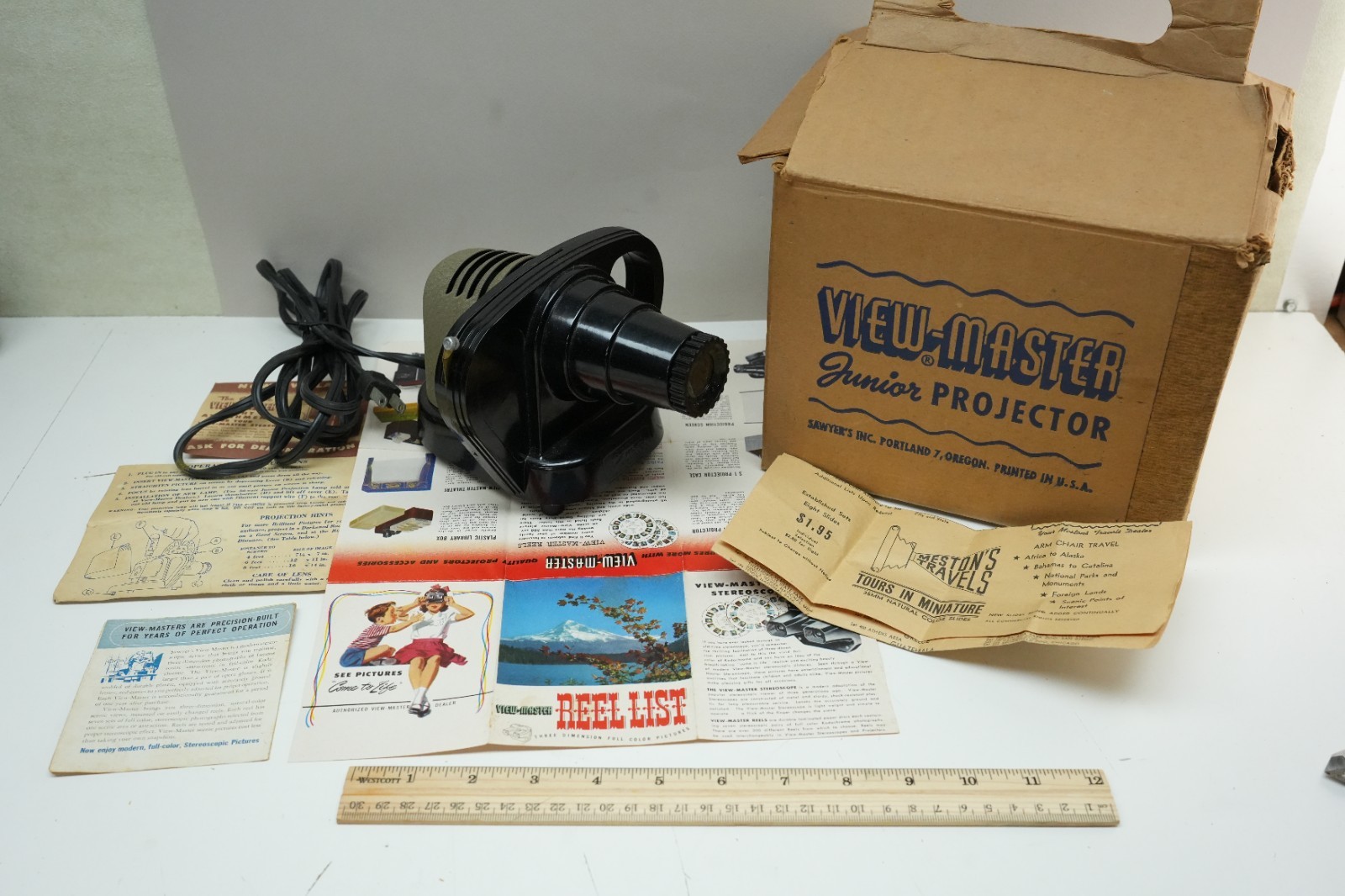 Vintage 1950s Sawyer’s View-Master Junior Projector original box. Working W/bulb