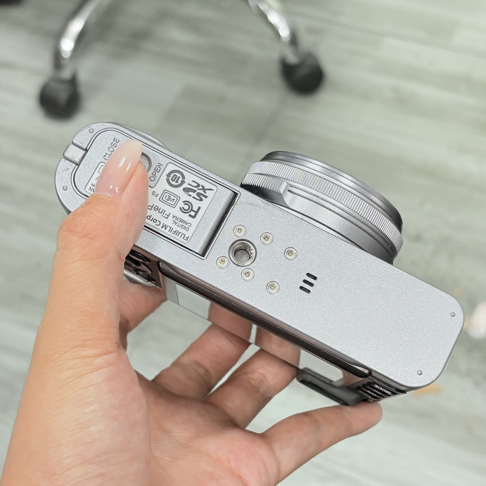 Fujifilm X100 12.3MP APS-C CMOS EXR 4x Optical Zoom Digital Camera -90%NEW