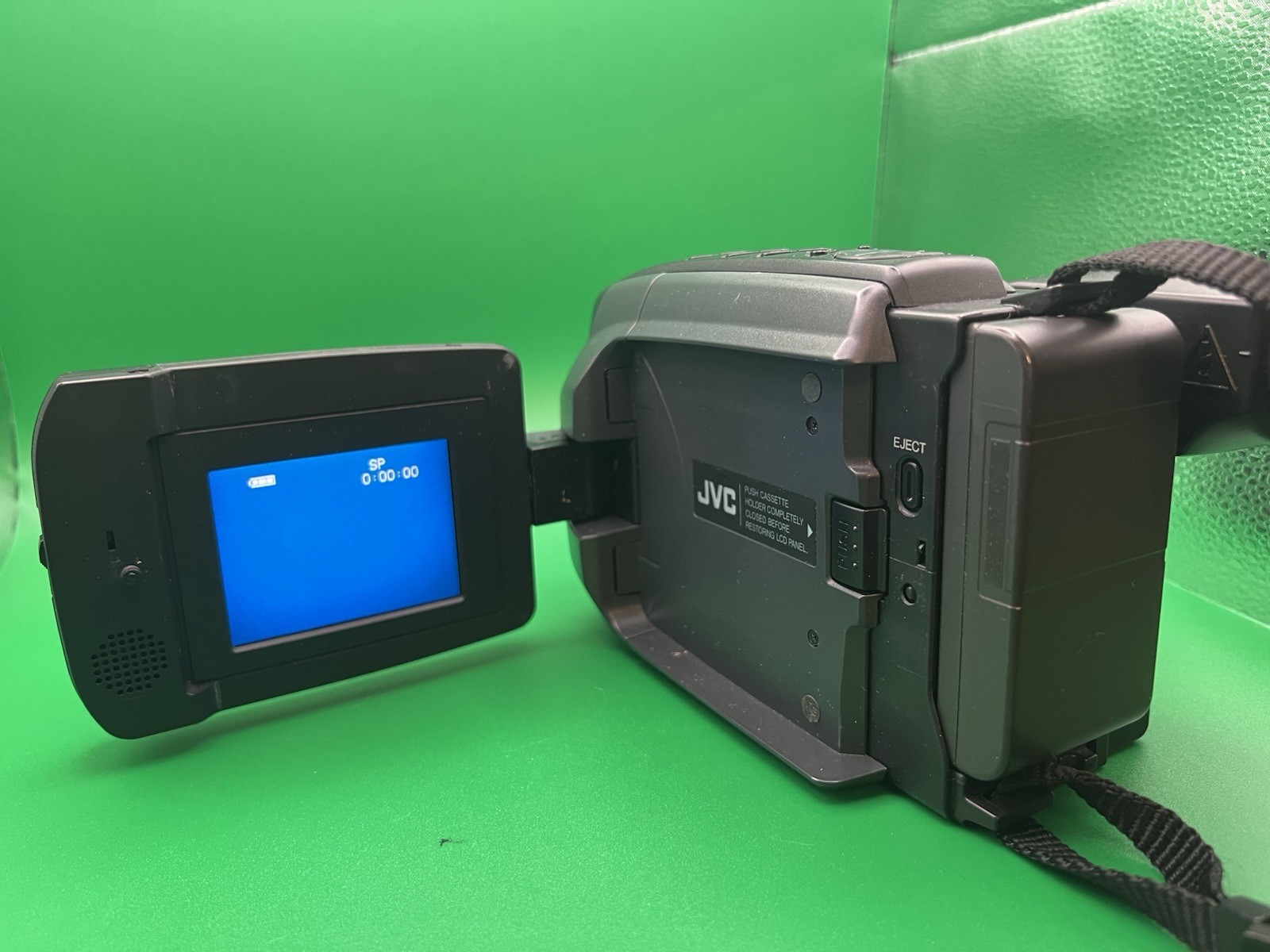 JVC GR-AXM2 Compact VHS Camcorder 18x Optical with charging cord