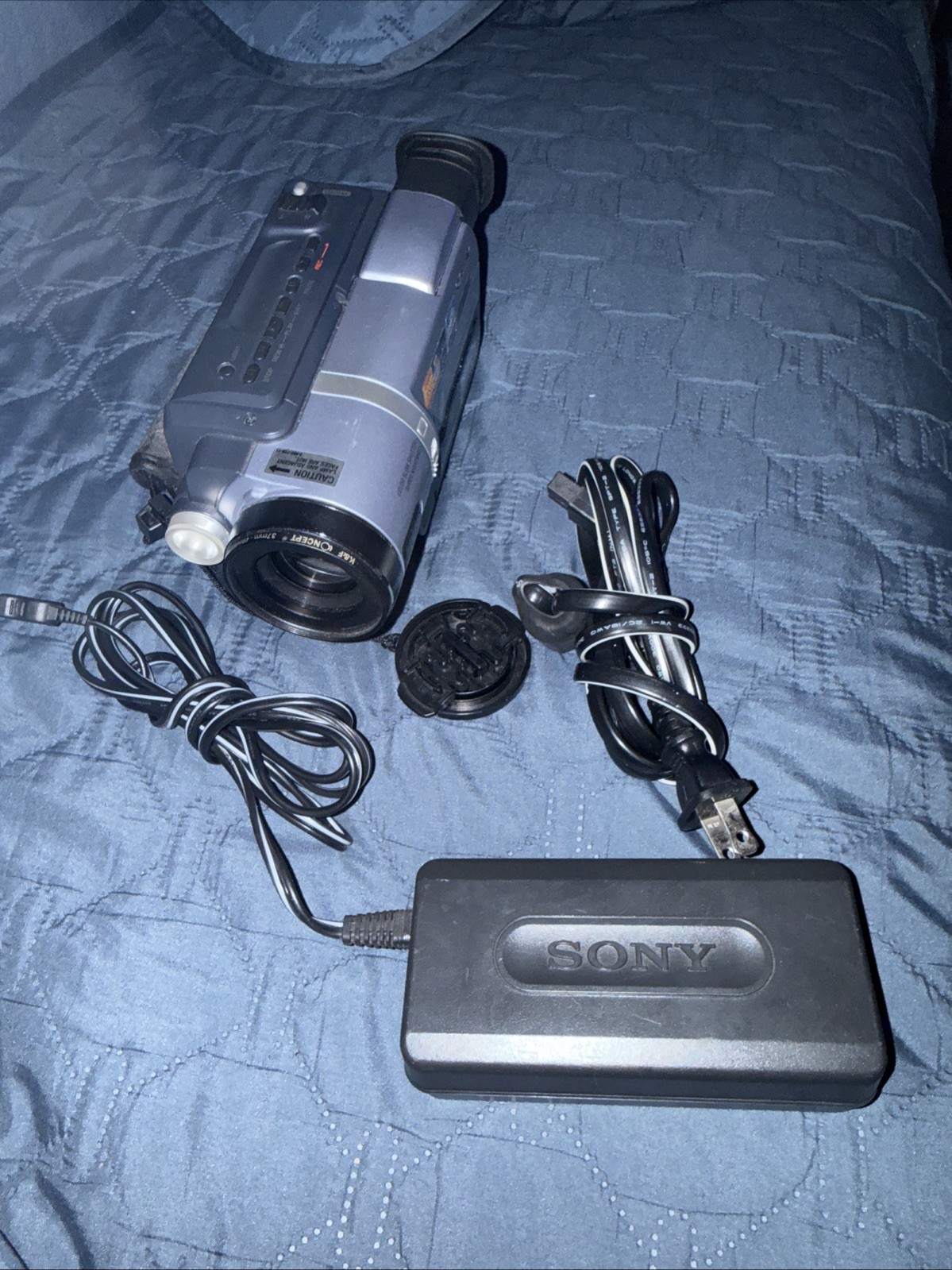 Sony Handycam DCR-TRV140 NTSC Digital 8 w/Nightshot – TESTED W/ Adapter Charger