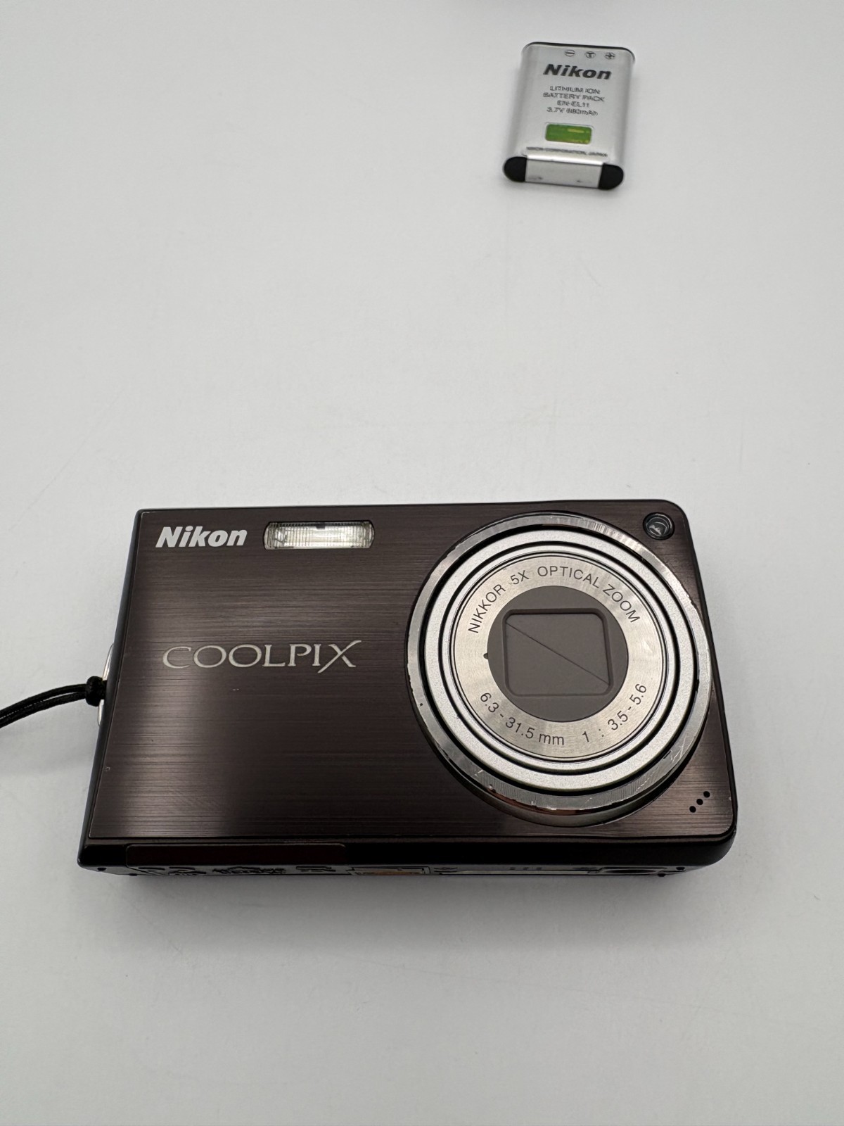 Nikon Coolpix S550 10.0MP Digital Camera Black w/5x Zoom Bundle