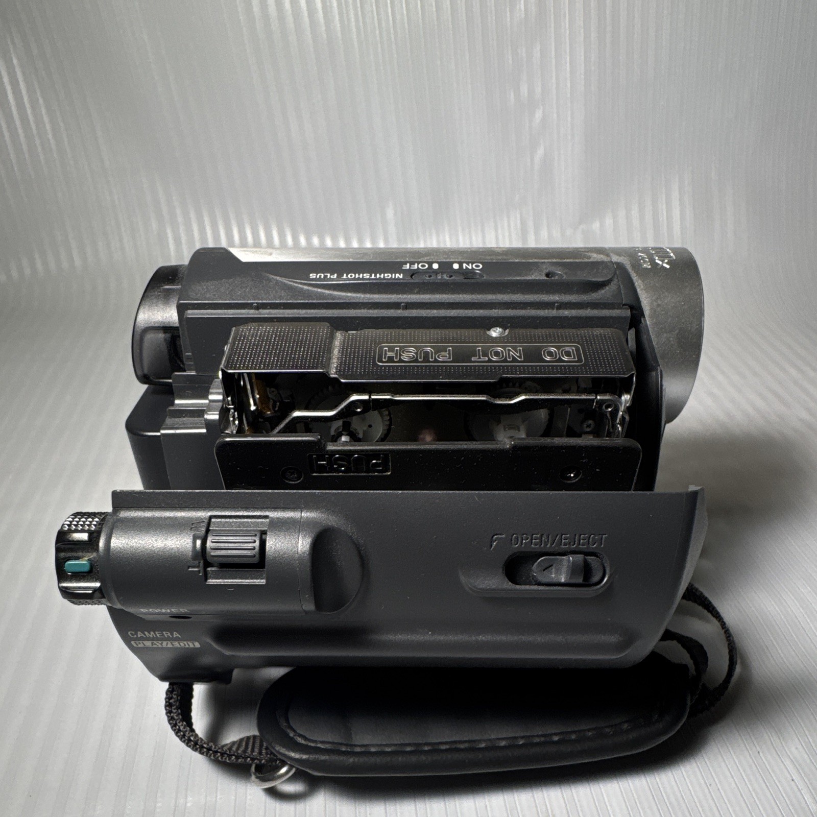 Sony Handycam DCR-HC38 MiniDV Camcorder 40x Zoom SD 2.5″ LCD Silver/Black
