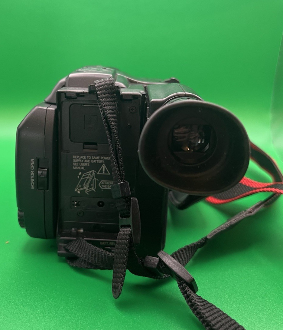JVC GR-AXM2 Compact VHS Camcorder 18x Optical with charging cord