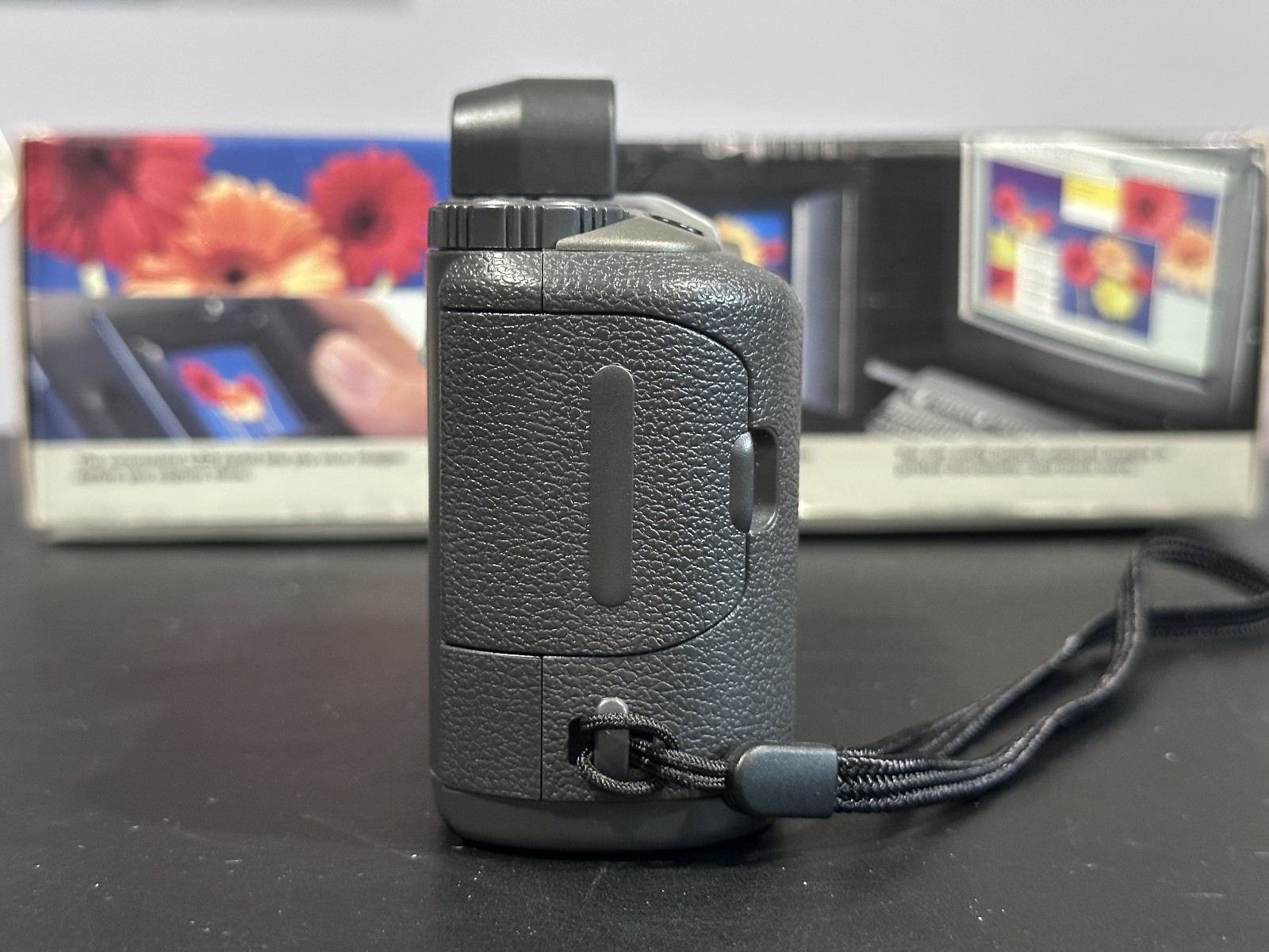 Apple Quicktake 200 Digital Camera with viewfinder 2MB Card plus Reader and box