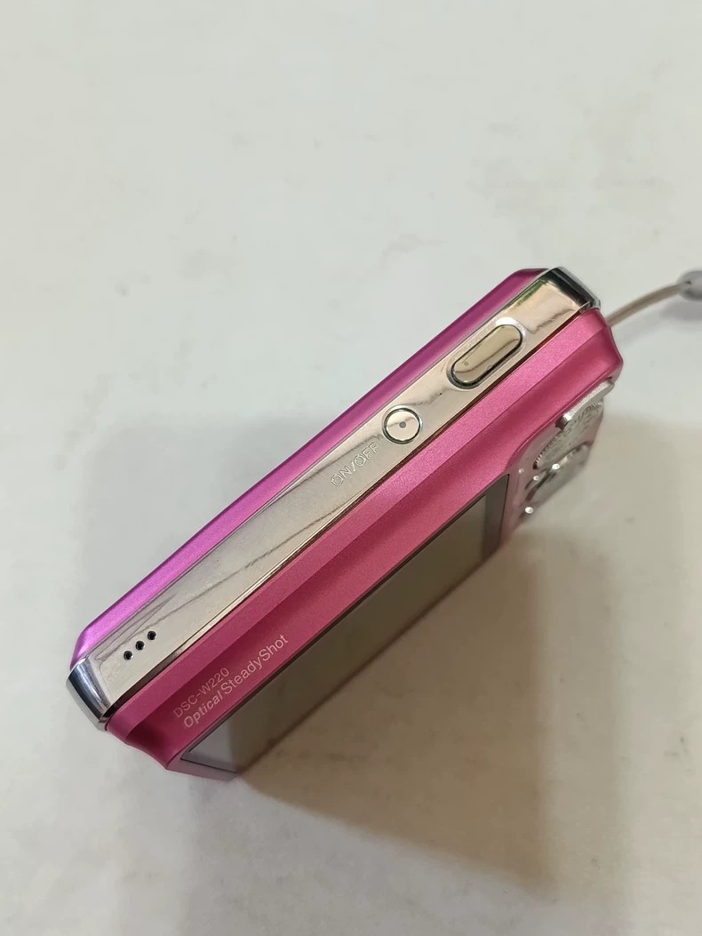 Sony Cyber-Shot DSC W220 12.1 MP Digital Camera 4x Optical Zoom