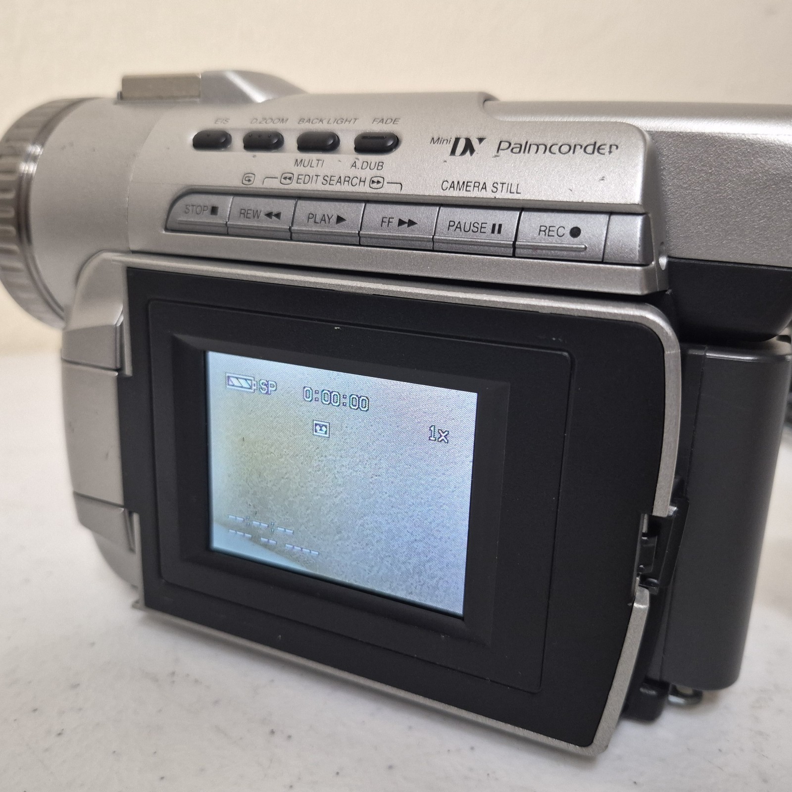 Panasonic PV-DV101D 2.5″ Screen 300x Digital Zoom Mini DV Video Palmcorder