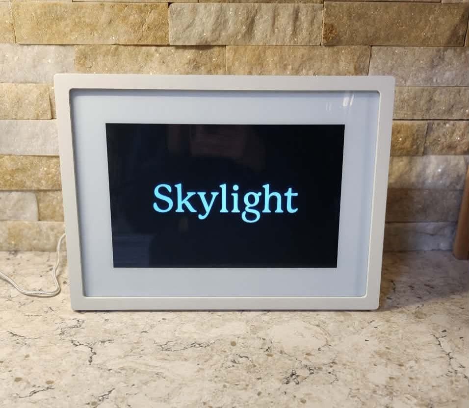 Skylight Frame 10-inch Wi-Fi Digital Photo Frame, WHITE, NEW
