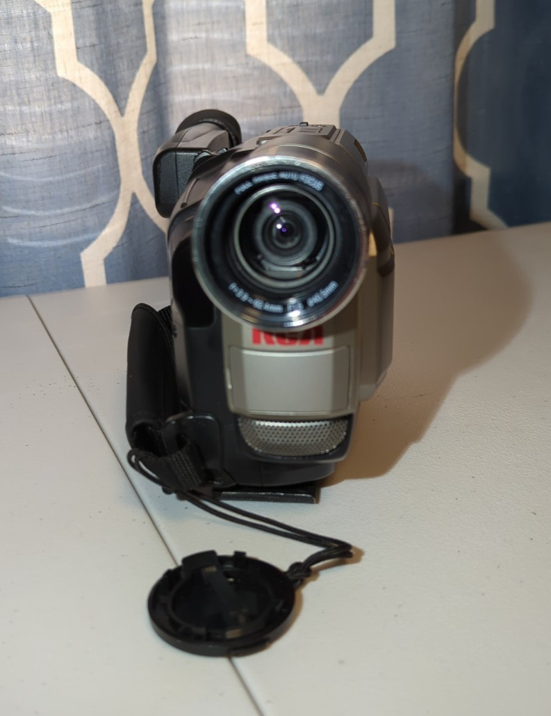 RCA AutoShot 8mm Camcorder 400X Digital Zoom 2.5″Color Screen CC6364 No Battery