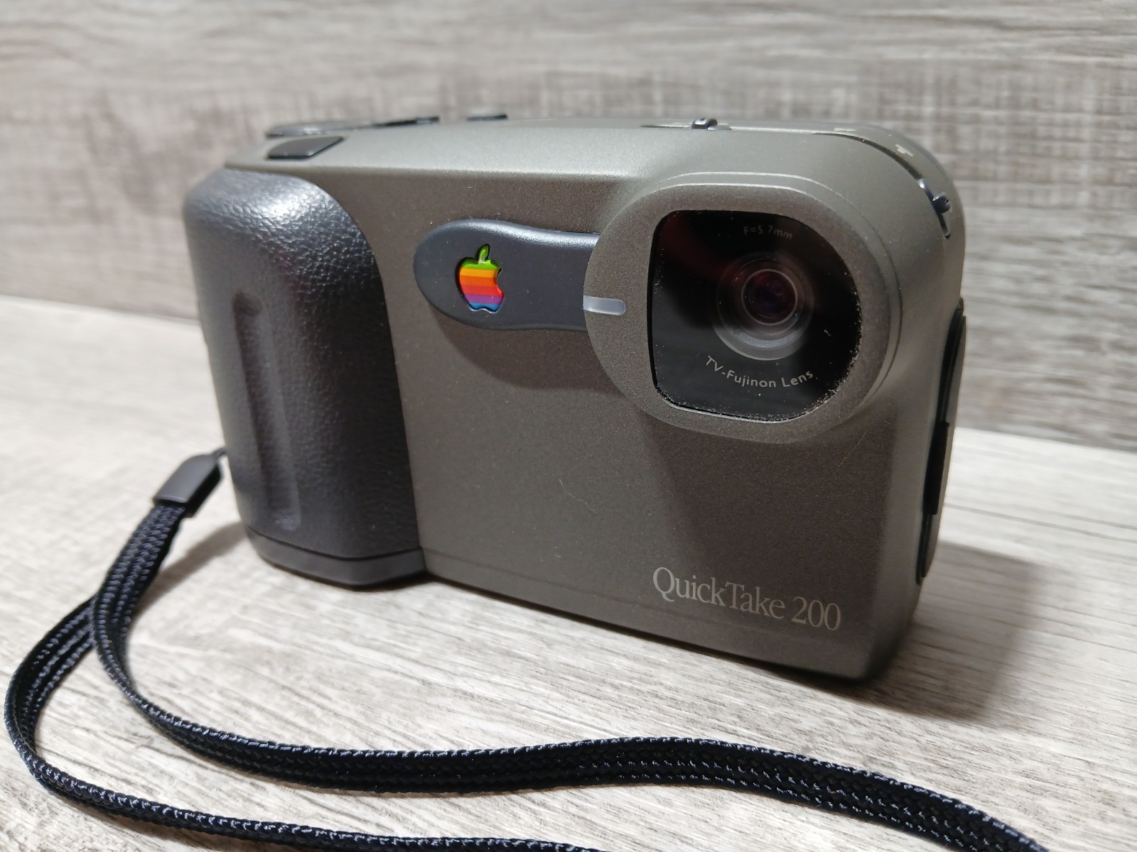 (MINT) Apple QuickTake 200 Point & Shoot Digital Camera Gray LCD