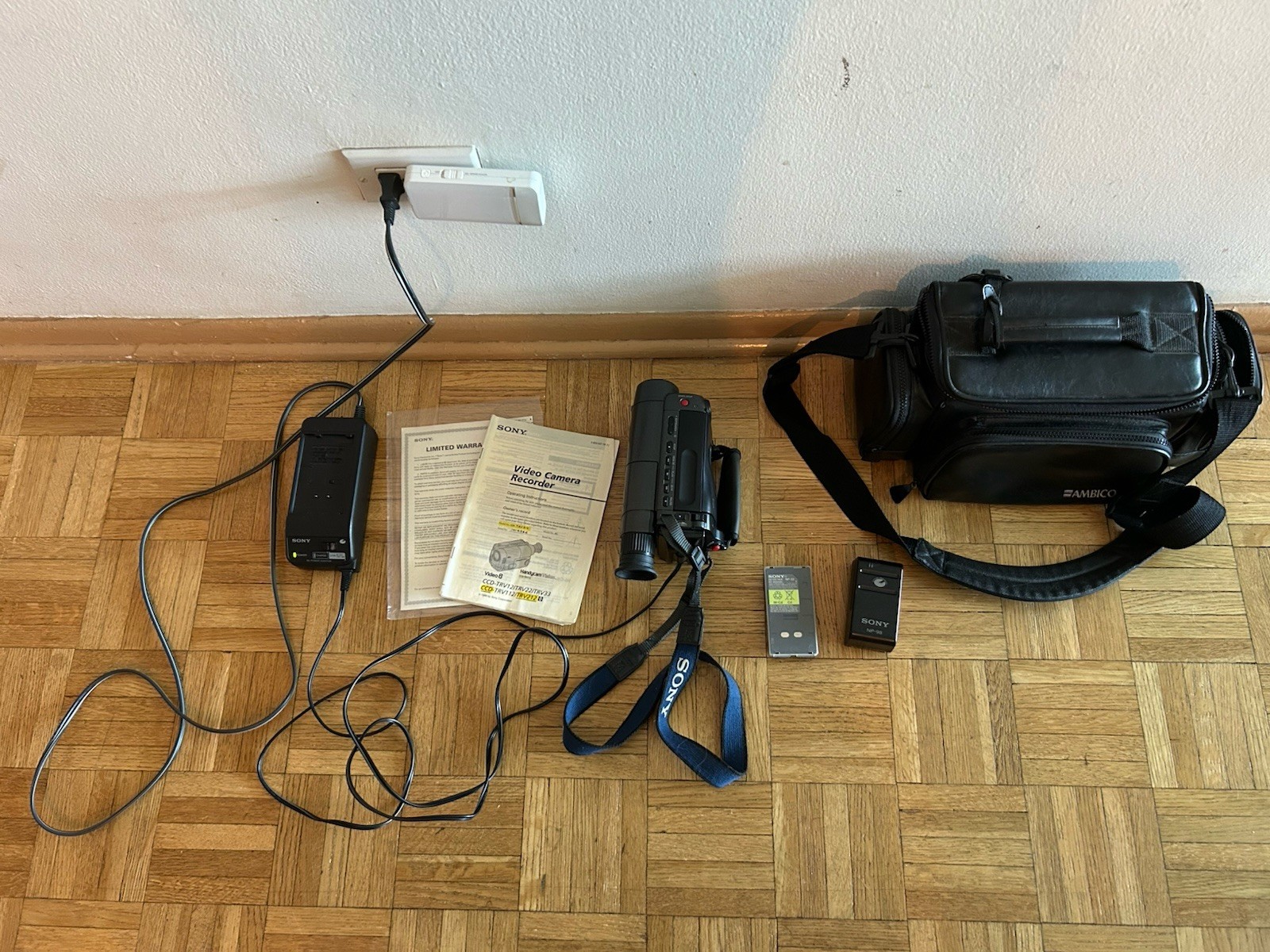 Sony Handycam Vision CCD-TRV22 Video8 Camcorder 26x SteadyShot LCD Gray*Tested*