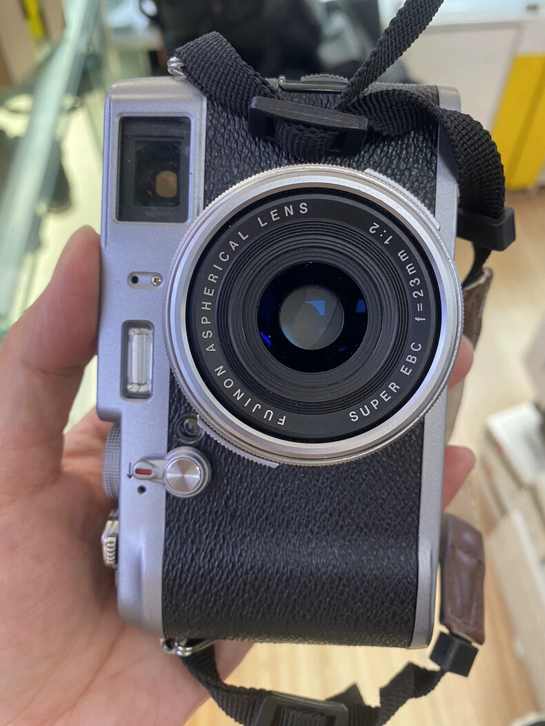 Fujifilm X100 12.3MP APS-C CMOS EXR 4x Optical Zoom Digital Camera -100% Working