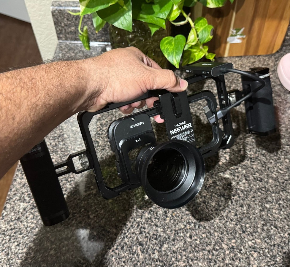 NEEWER Phone Rig w/Dual Handle, phone cage Iphone 15pro, smallrig usb hub