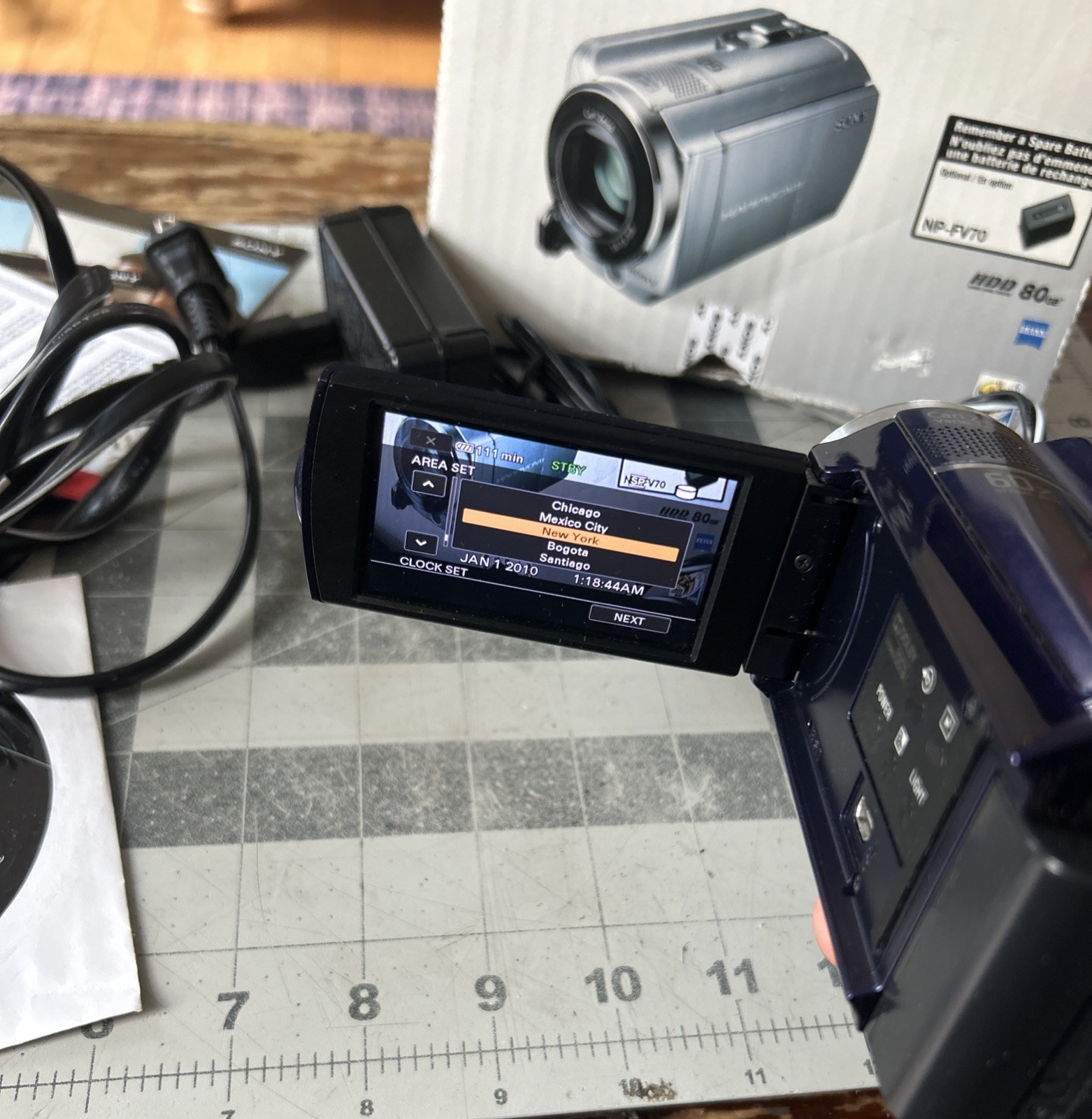 Sony Handycam DCR-SR68 80GB HDD Camcorder Blue – Tested – 60x Zoom Touchscreen