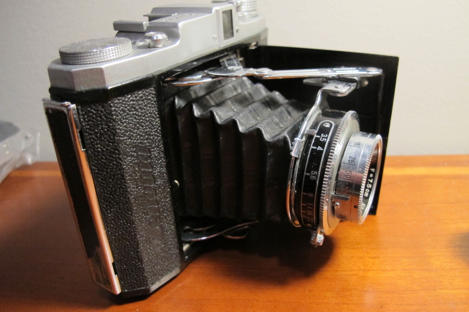 VINTAGE ZENOBIA FILM CAMERA WITH 6×4.5 cm 75mm F3.5 HESPER DOC Rapid LENS