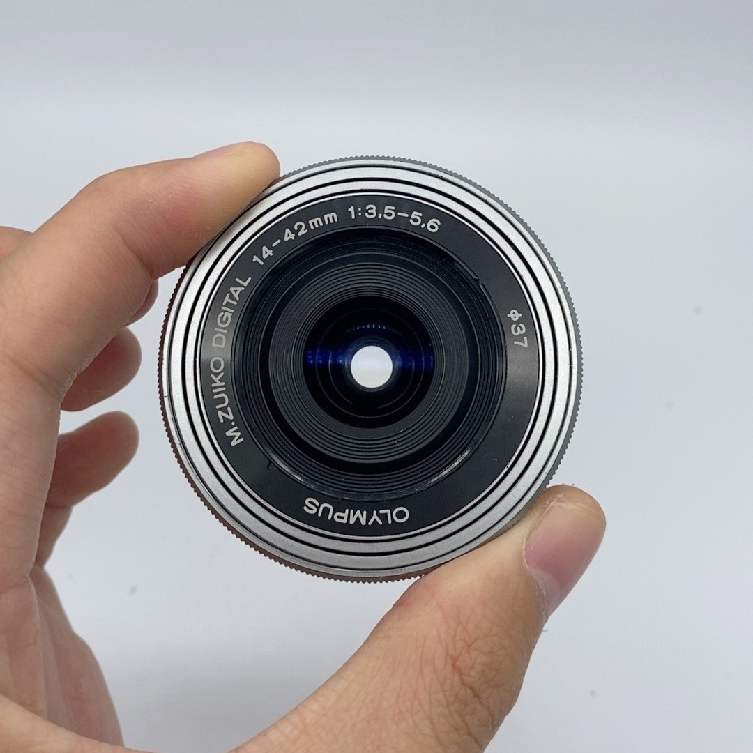 M.Zuiko Digital ED 14-42mm f/3.5-5.6 EZ Lens Olympus Near Mint Auto Focus Silver