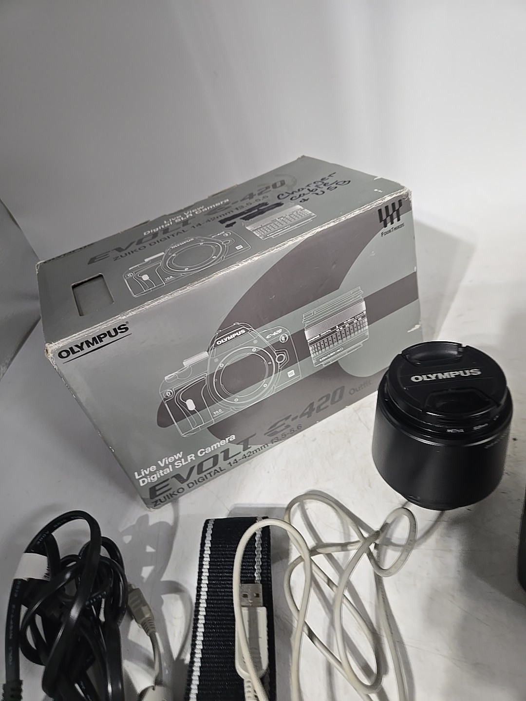 Olympus E-420 10.0MP DSLR Olympus Zoom 14-42mm Complete W/ Charger, Battery, Man