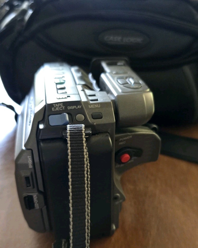 Panasonic Palmcorder Vhsc Camcorder 300x Digital 26x Zoom Lens Untested With Bag