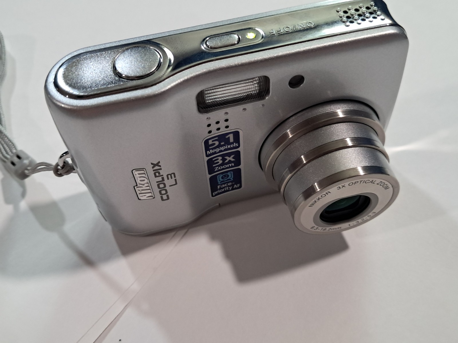 Nikon Coolpix L3 5.1MP Digital Camera Silver w/ Wrist Strap & Lowepro Case