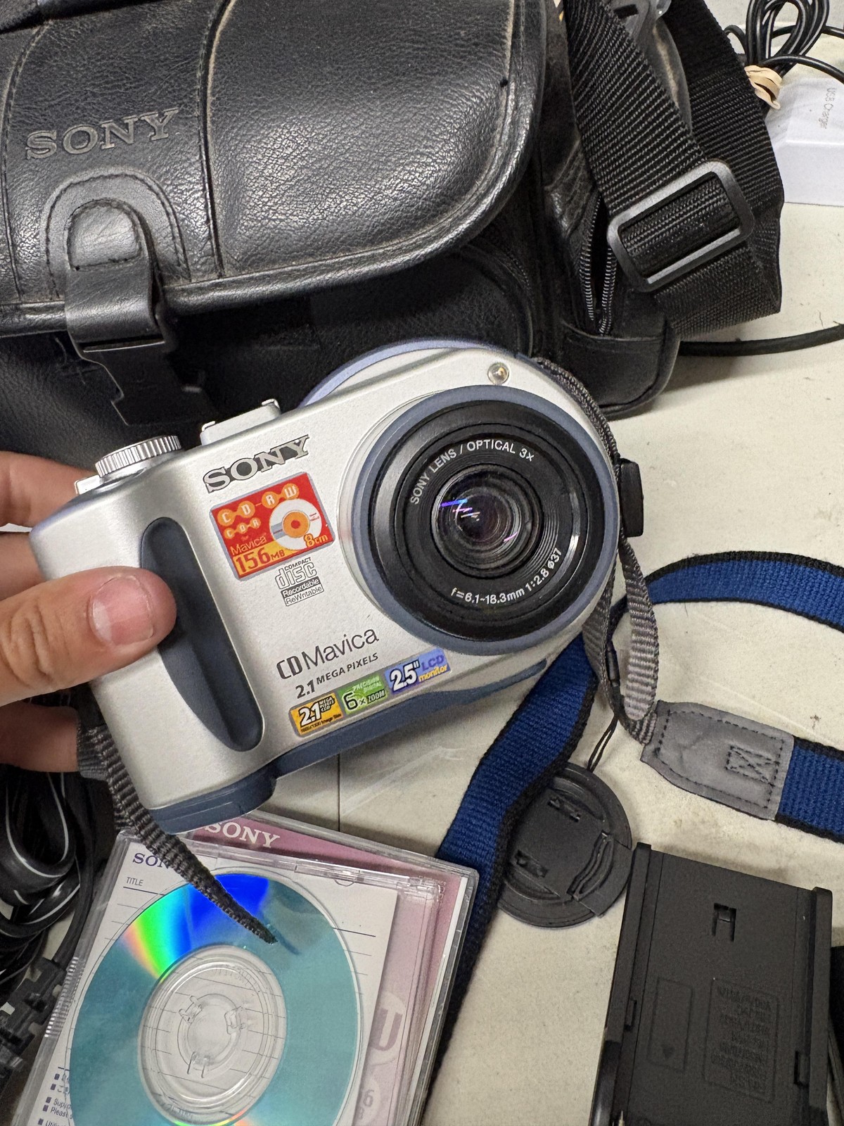 Sony Mavica MVC-CD200 Digital Camera 2.1MP Silver 3X Zoom CD-RW Kit Charger