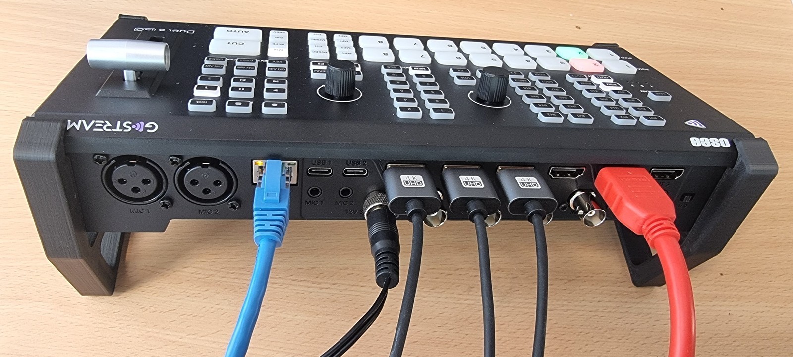 Stand for “GoStream Duet 8 ISO” with two different angle settings for your conve