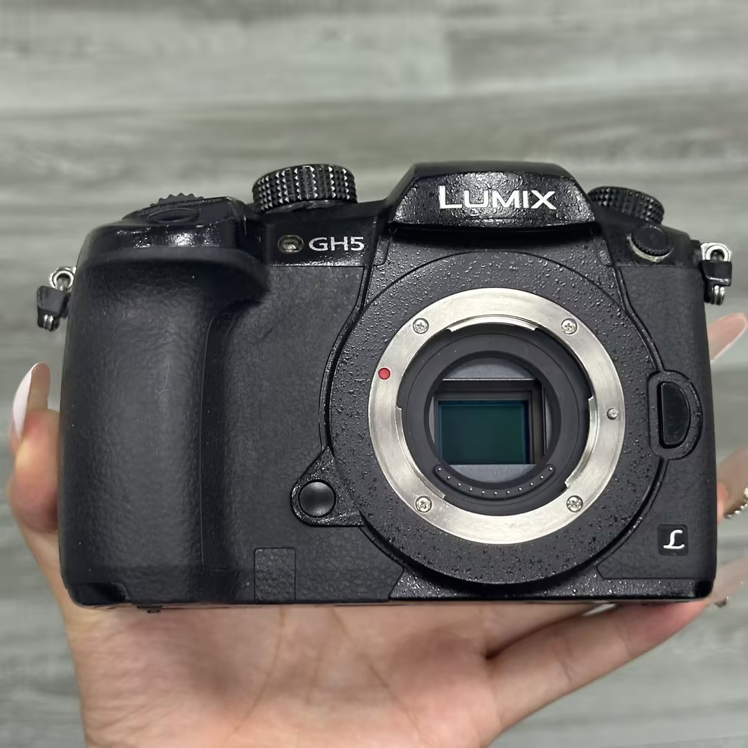 Panasonic LUMIX DC-GH5 Mirrorless Camera （Body Only) 20.3MP Bluetooth Wi-Fi