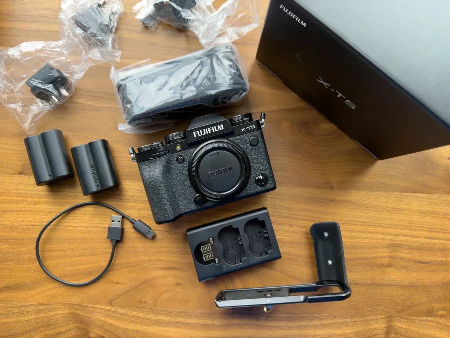 Fujifilm X-T5 XT5 40.2MP BLACK Body +XTRA accessories ”rеаd dеѕсriрtiоn”