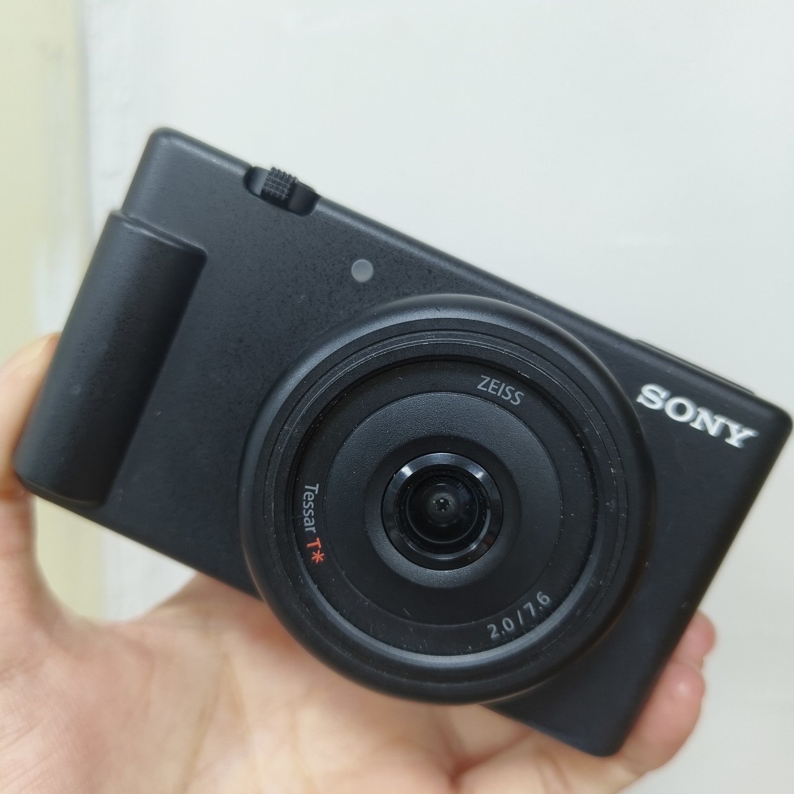 Sony ZV-1F 20.1MP Digital Vlog Camera 20mm Lens 4K Video Touch Screen WiFi Black