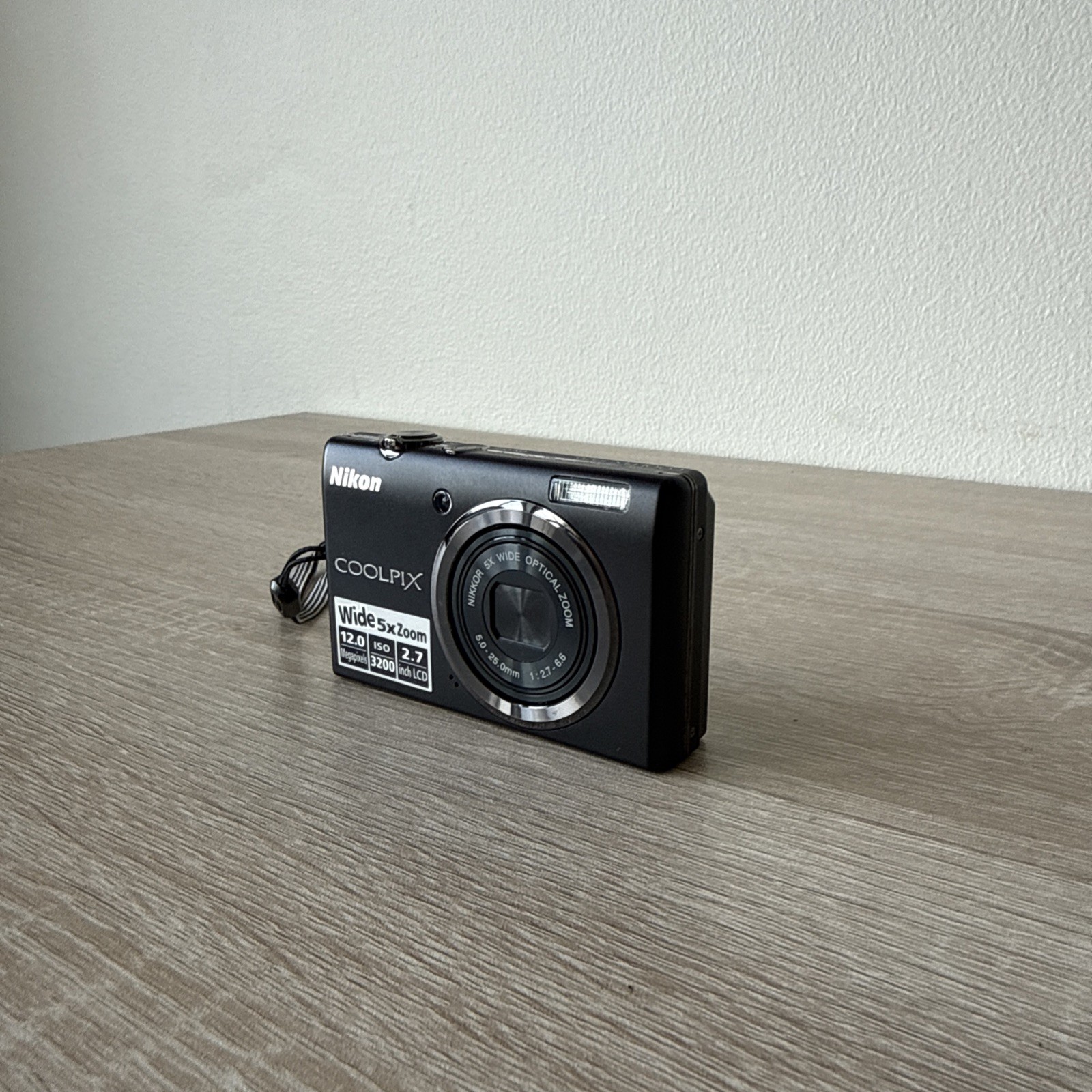 Nikon COOLPIX S570 12MP Digital Camera Black Charger + Memory Card + Battery