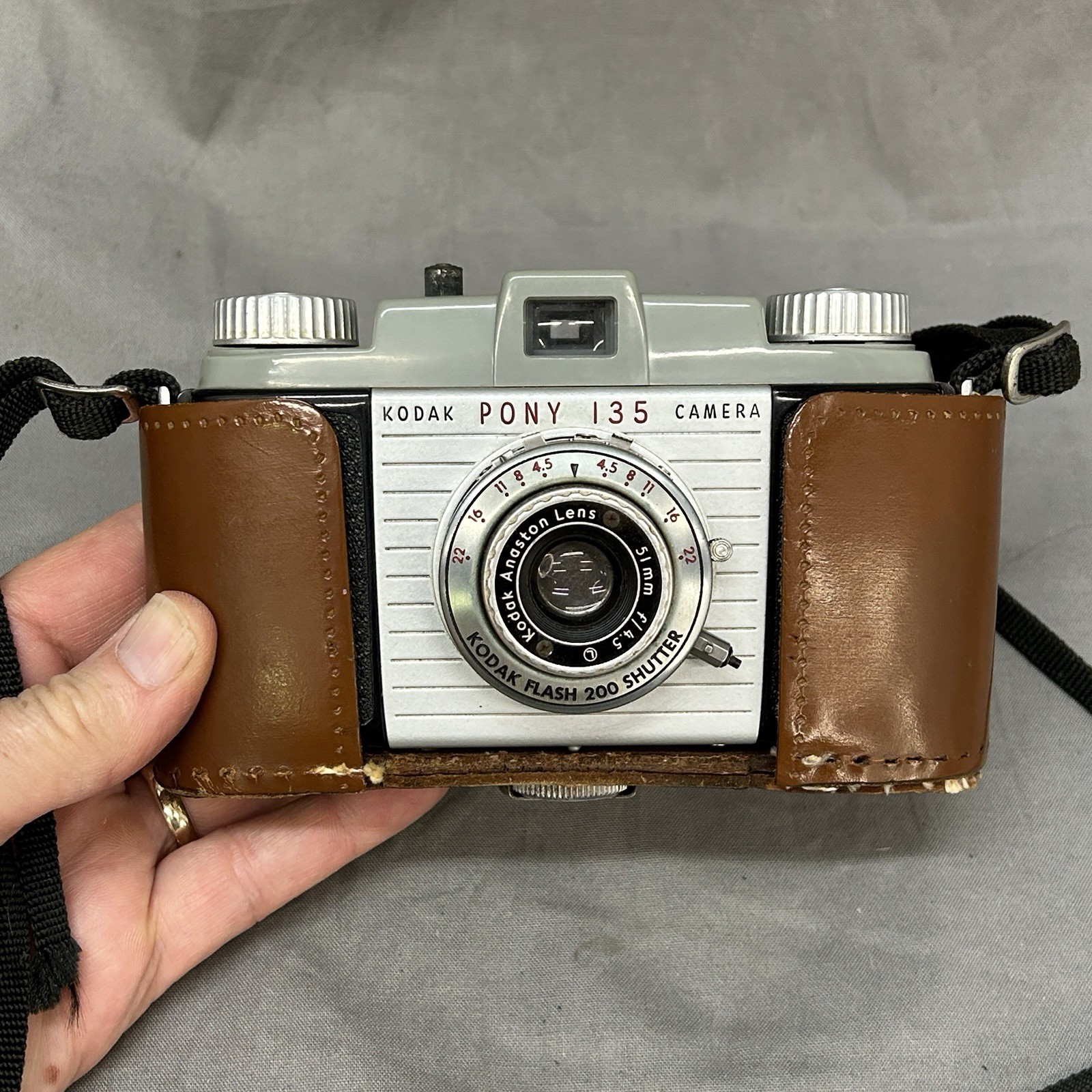 VTG Kodak Pony 135 Camera With Brown Leather Carry Case Light meter Film Untestd