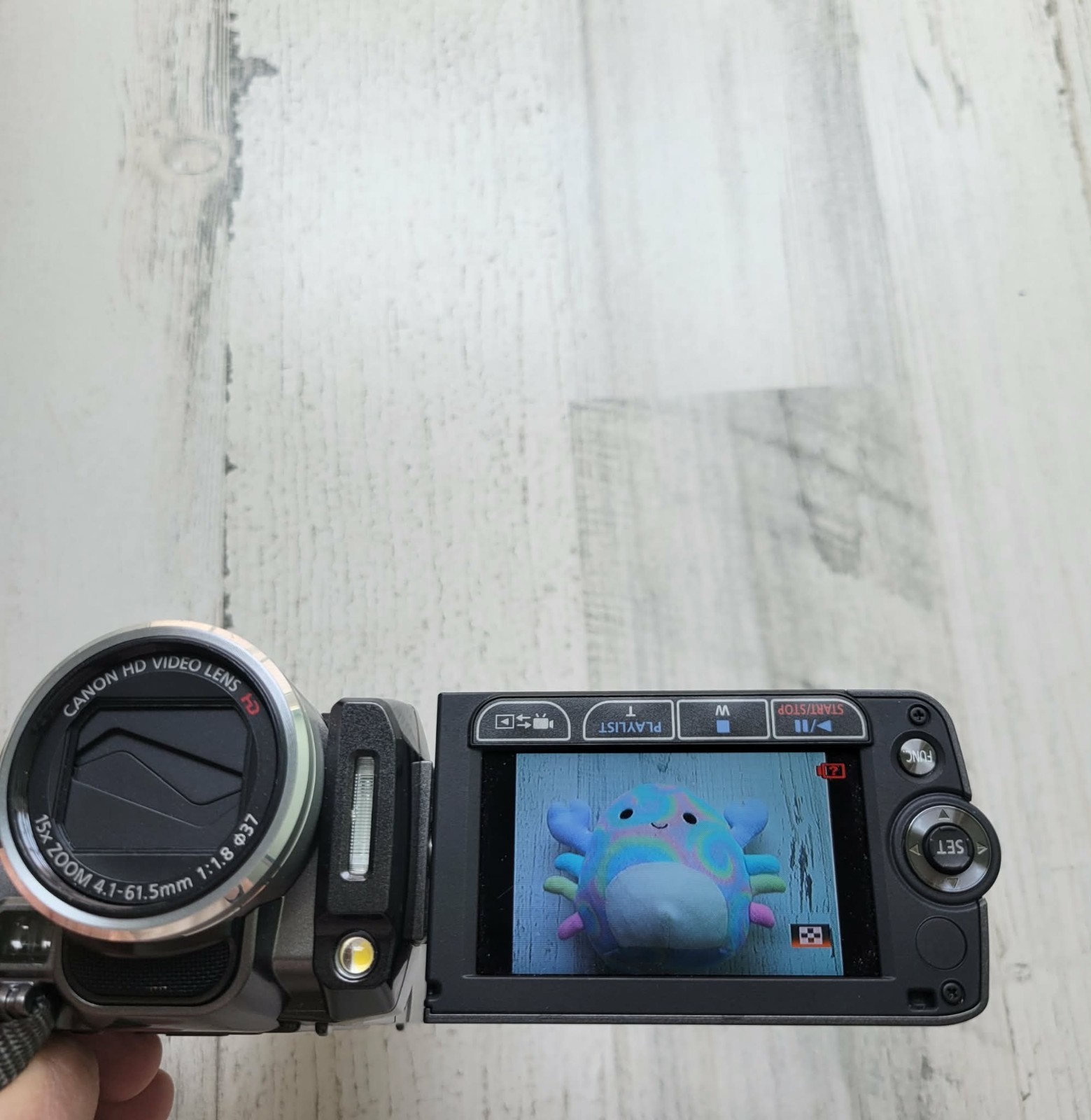 Canon VIXIA HF200 HD Camcorder 15x Optical 300x Digital Zoom W/ Batt & Charger